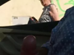Τα κακά αγόρια πιπιλίζονται από κυρίες με στήθος