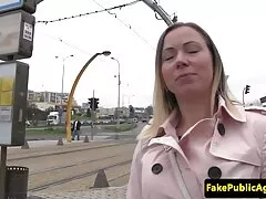 Η Tiny Tiffany δέχεται μια μεγάλη έκπληξη με ραβδί κρέατος